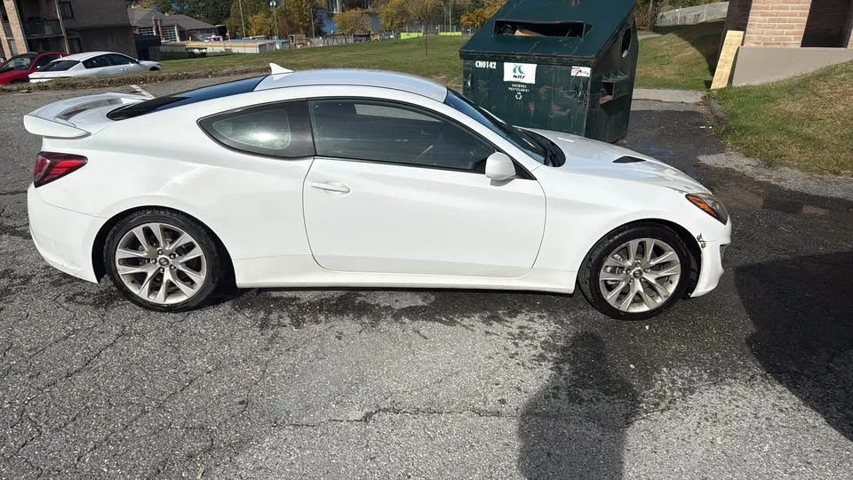 2013 Hyundai Genesis - Image 2 of 6