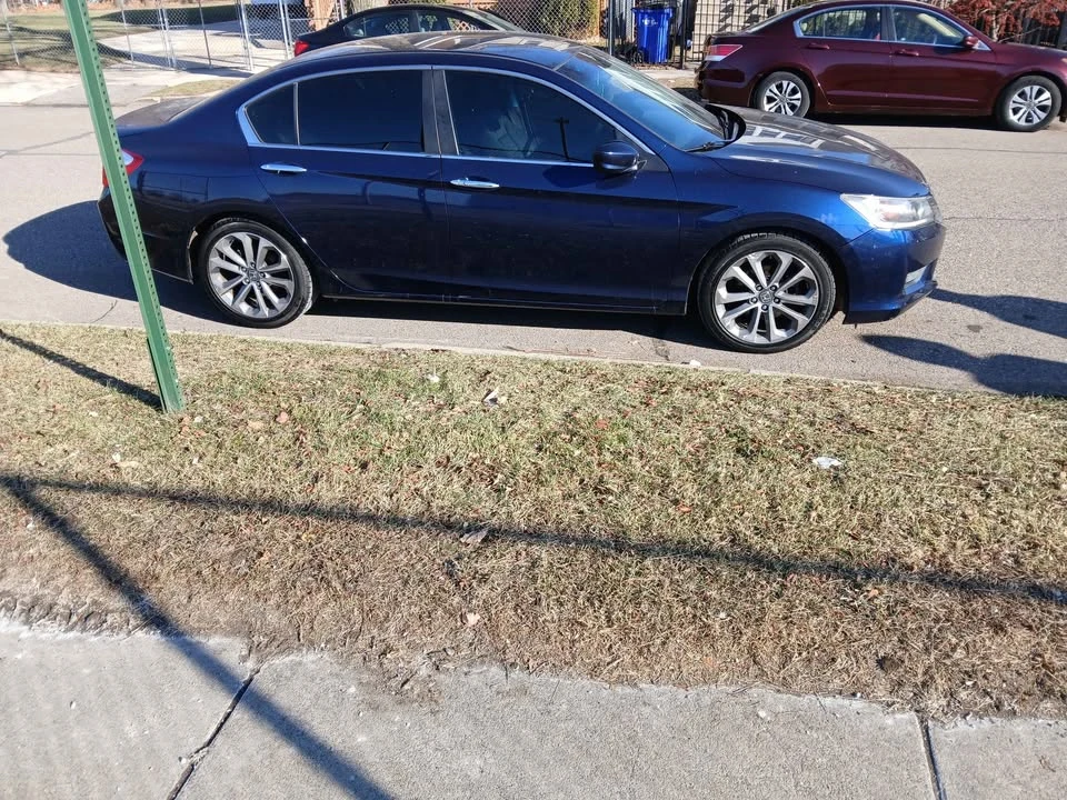2013 Honda Civic 9th Gen - Image 3 of 16