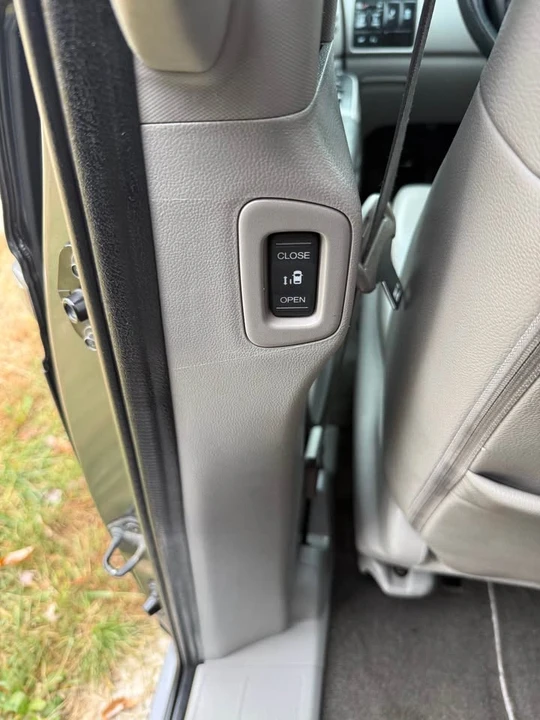 2013 Honda Odyssey - Image 12 of 16