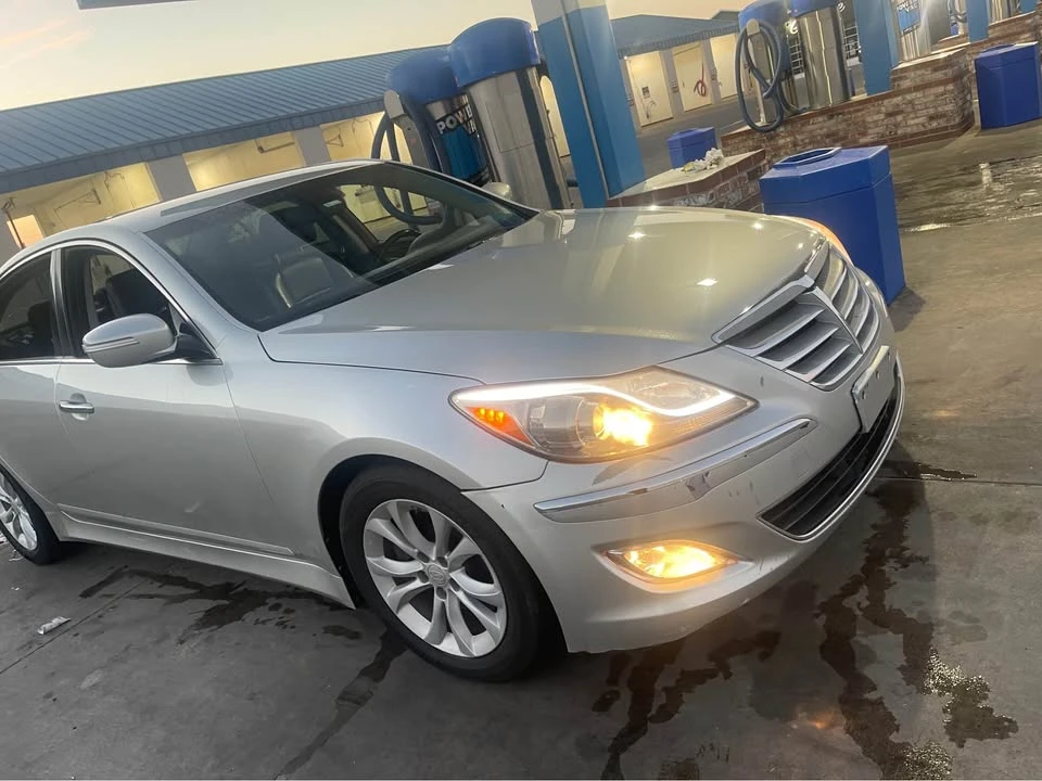 2013 Hyundai Genesis - Image 2 of 10
