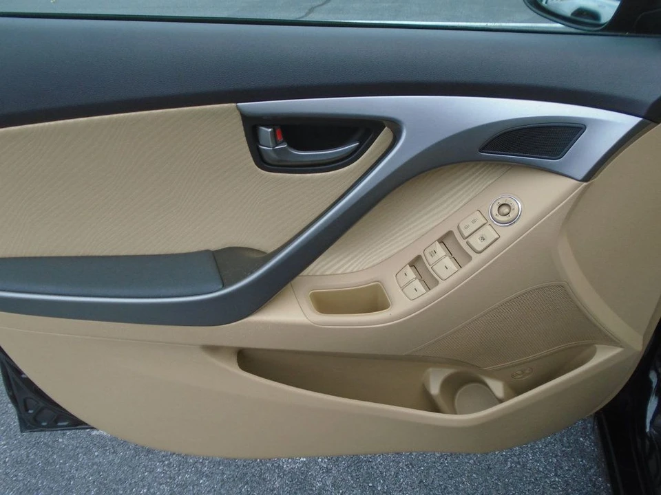 2013 Hyundai Elantra - Image 10 of 12
