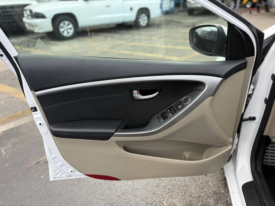 2013 Hyundai Elantra - Image 10 of 12