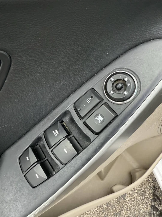 2013 Hyundai Elantra - Image 11 of 21