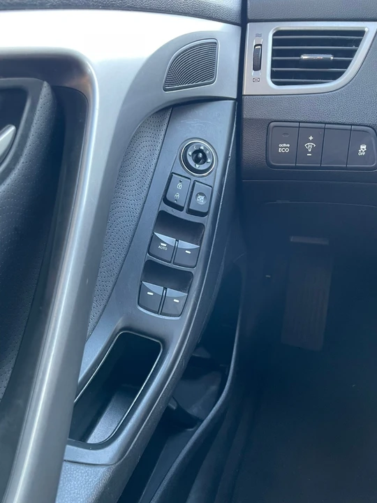 2013 Hyundai Elantra - Image 16 of 20
