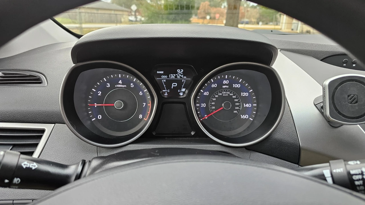 2013 Hyundai Elantra - Image 2 of 17