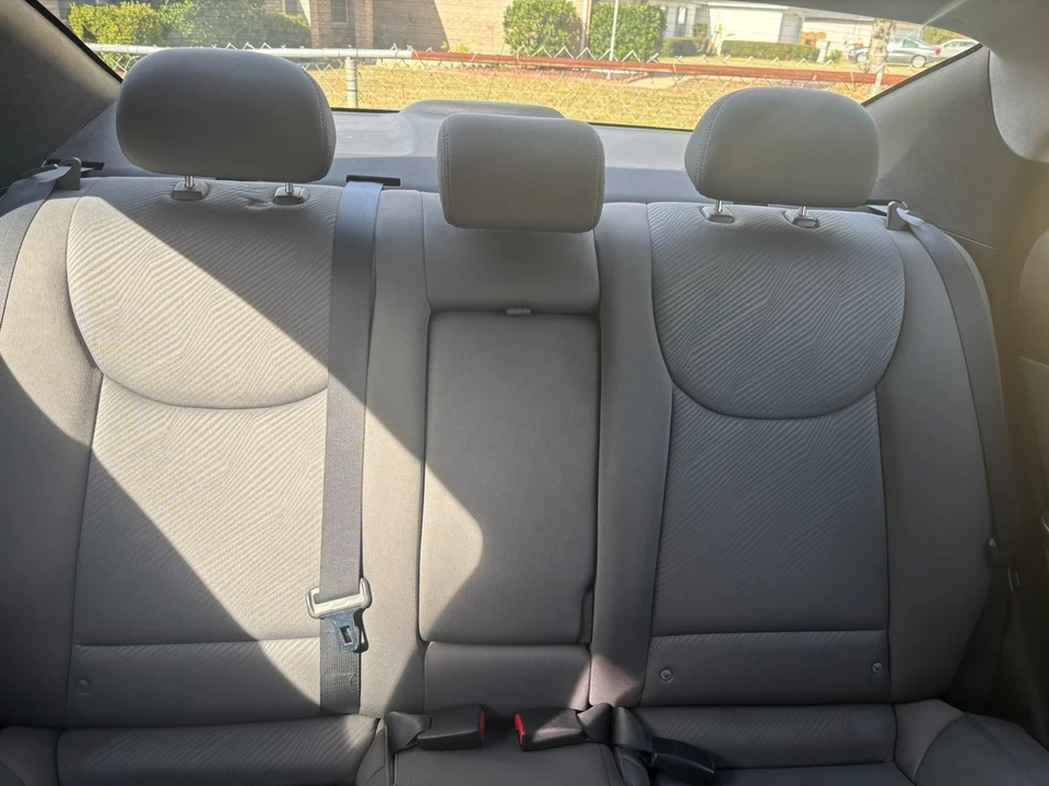 2013 Hyundai Elantra - Image 10 of 17