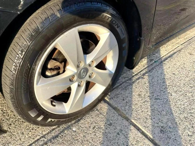 2013 Hyundai Elantra - Image 9 of 12