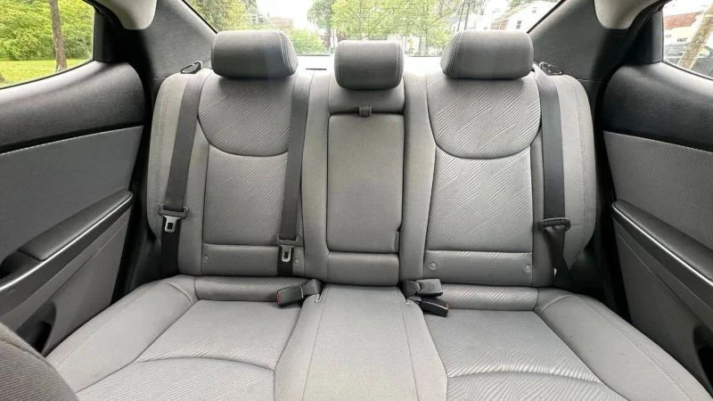 2013 Hyundai Elantra - Image 10 of 12