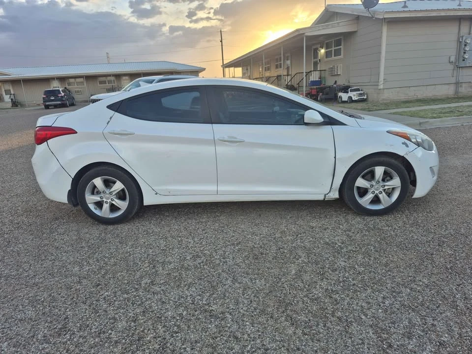 2013 Hyundai Elantra - Image 6 of 15