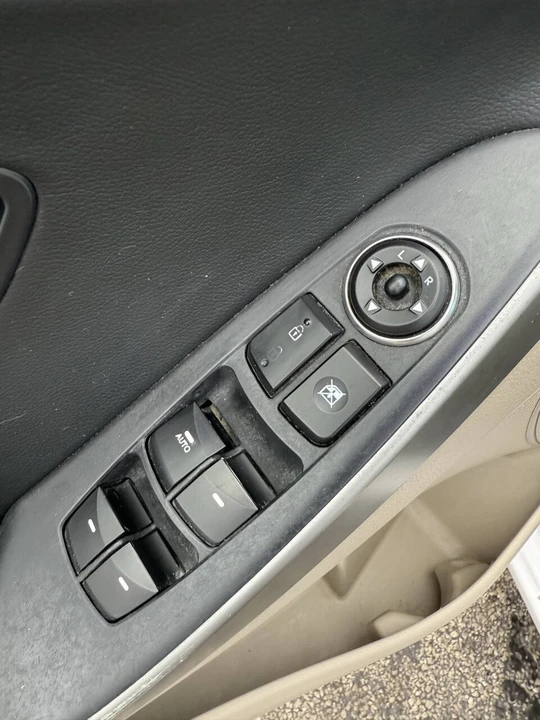 2013 Hyundai Elantra - Image 11 of 21