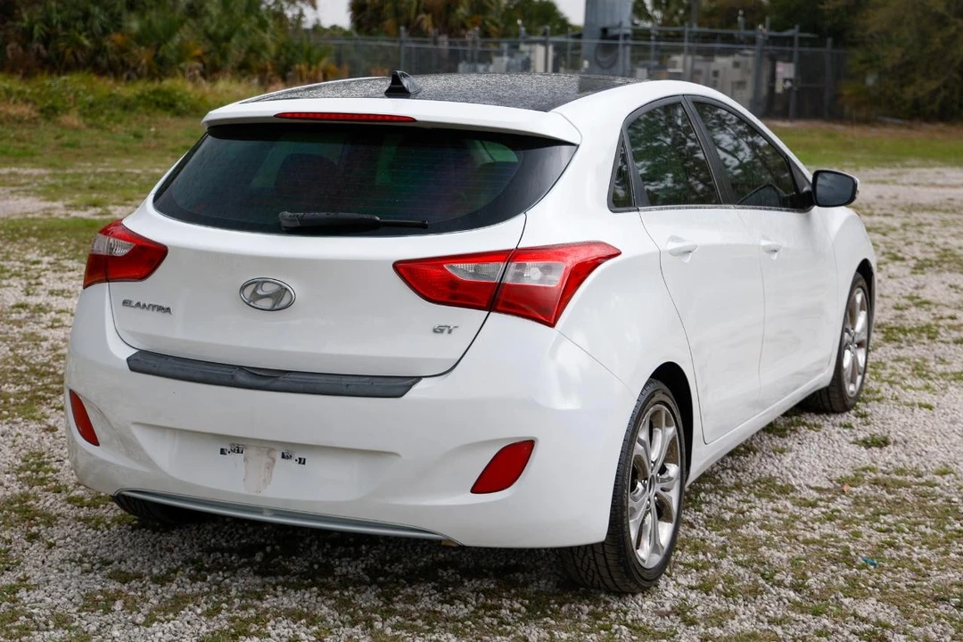 2013 Hyundai Elantra - Image 11 of 21
