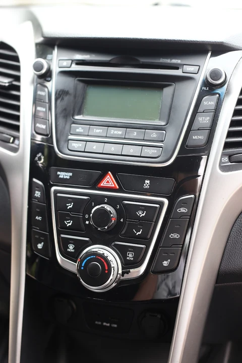 2013 Hyundai Elantra - Image 10 of 20