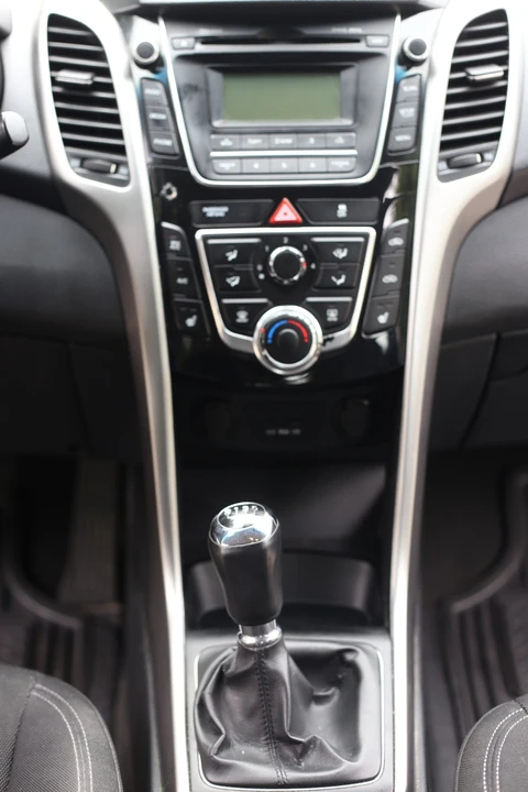 2013 Hyundai Elantra - Image 12 of 20