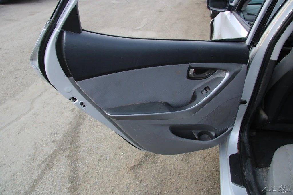 2013 Hyundai Elantra - Image 19 of 21