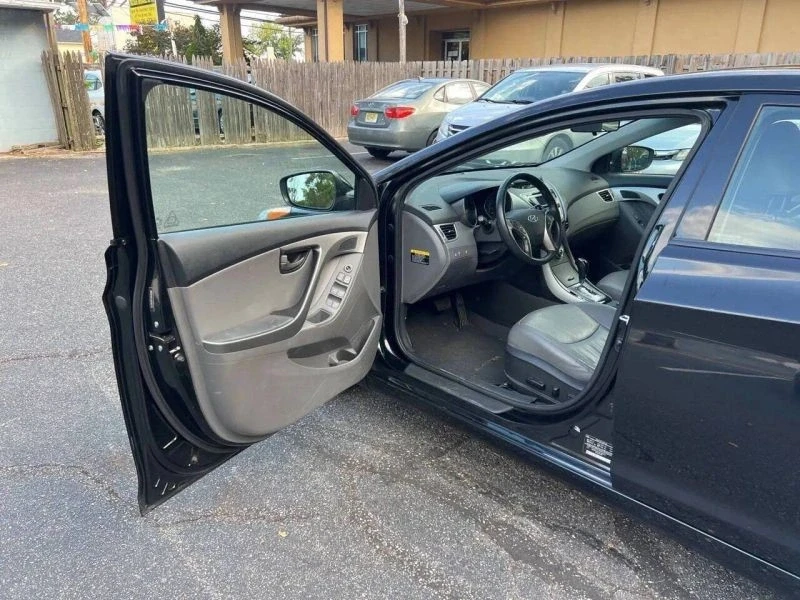 2013 Hyundai Elantra - Image 10 of 12