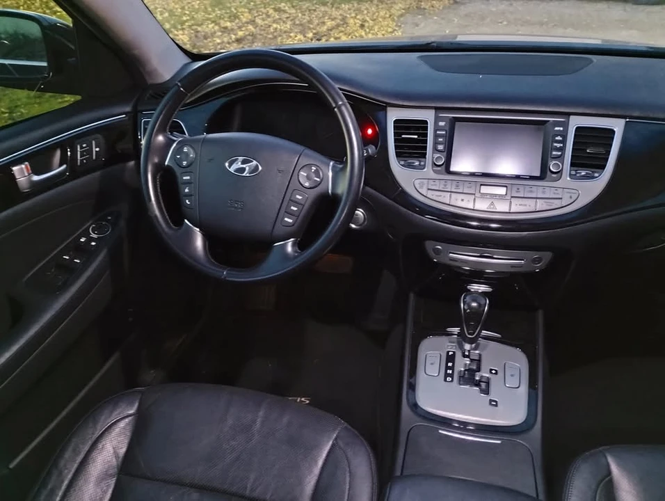 2013 Hyundai Genesis - Image 5 of 10