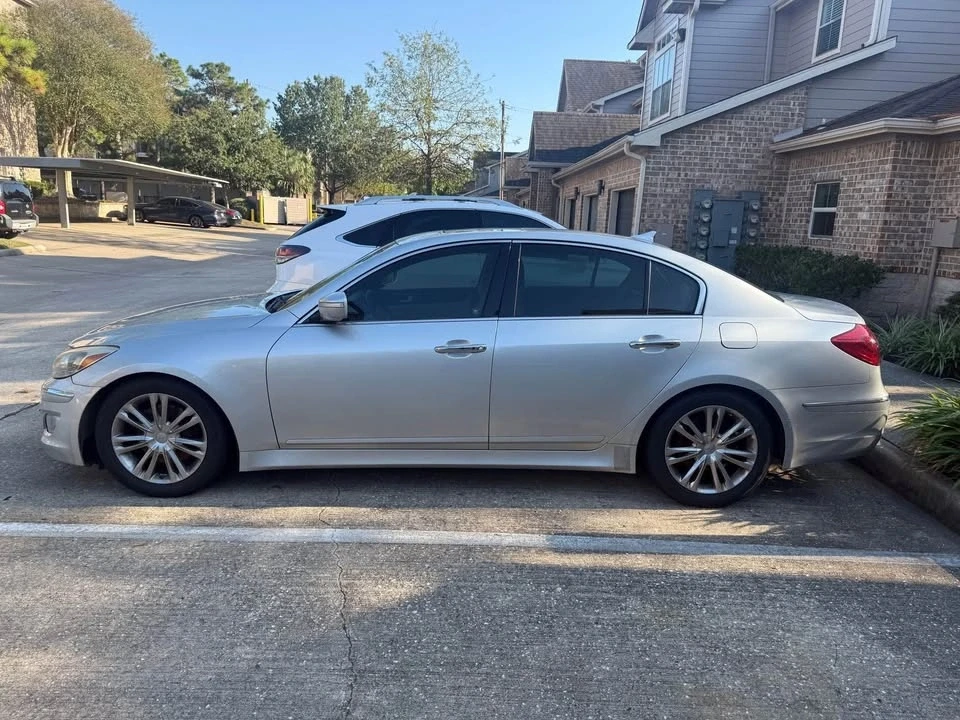 2013 Hyundai Genesis - Image 2 of 10