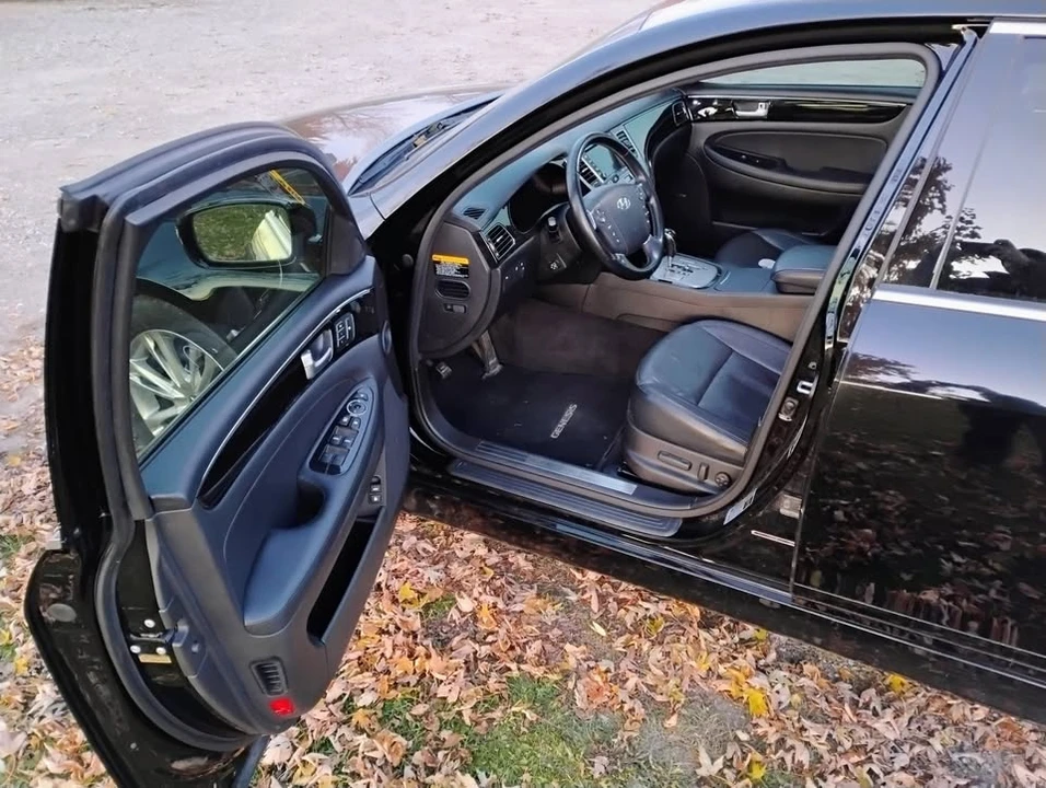 2013 Hyundai Genesis - Image 4 of 10
