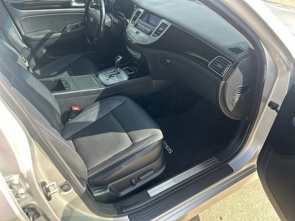 2013 Hyundai Genesis - Image 15 of 20
