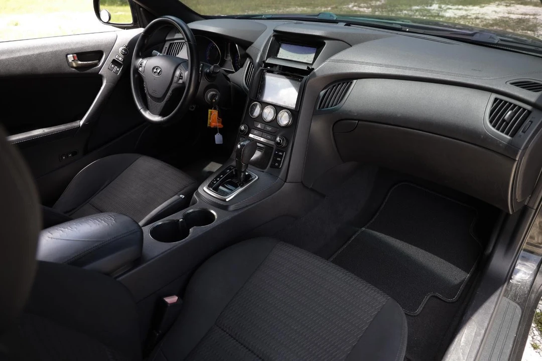 2013 Hyundai Genesis - Image 14 of 31