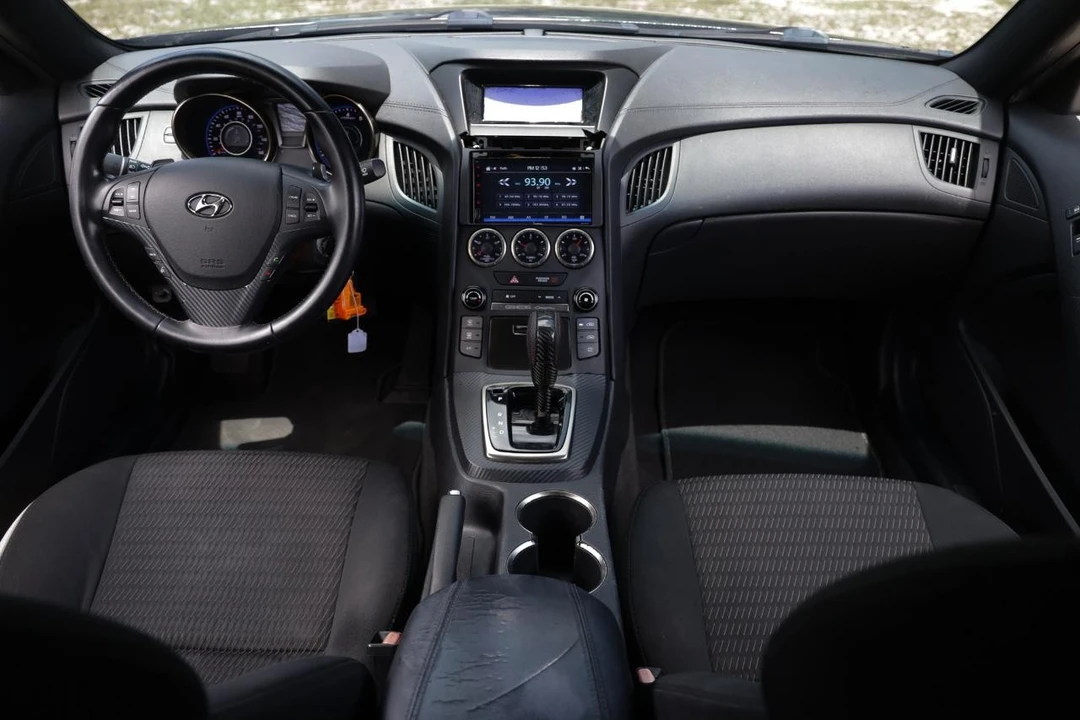 2013 Hyundai Genesis - Image 2 of 31