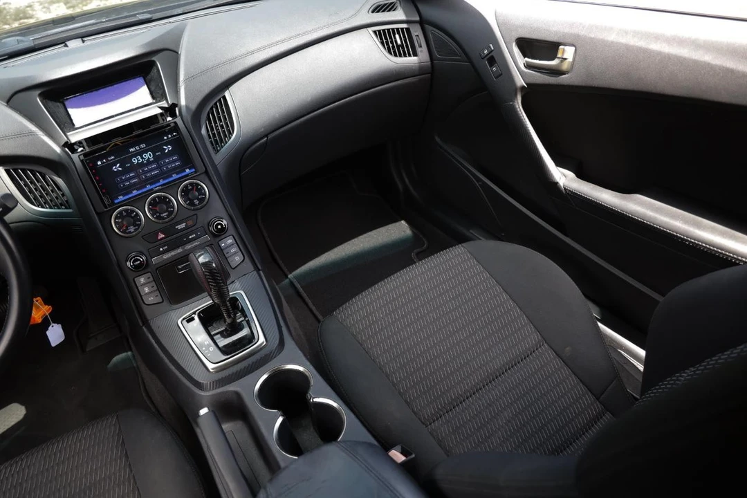 2013 Hyundai Genesis - Image 21 of 31