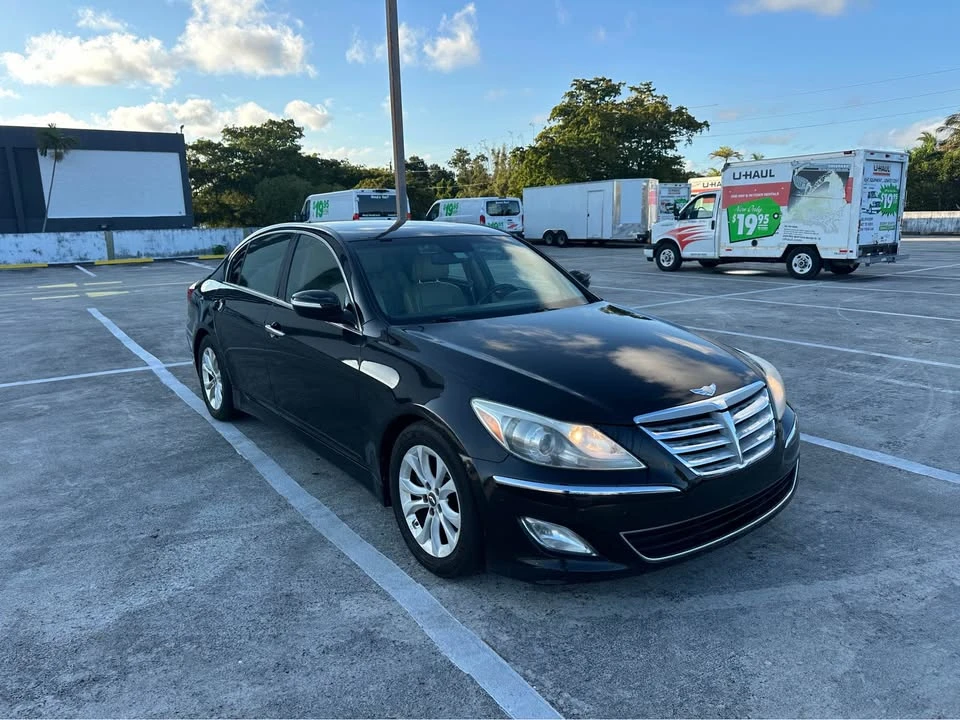 2013 Hyundai Genesis - Image 2 of 11