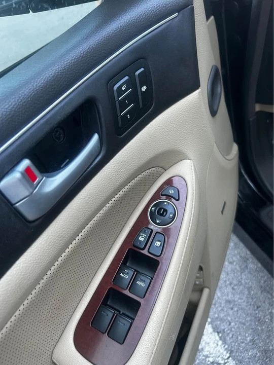 2013 Hyundai Genesis - Image 15 of 20