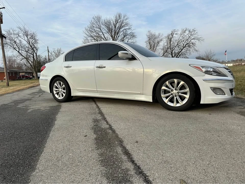 2013 Hyundai Genesis - Image 2 of 10