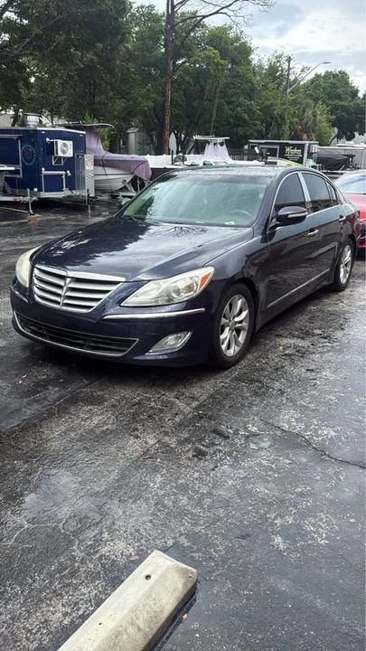 2013 Hyundai Genesis - Image 2 of 15