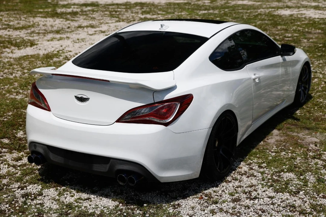 2013 Hyundai Genesis - Image 11 of 31