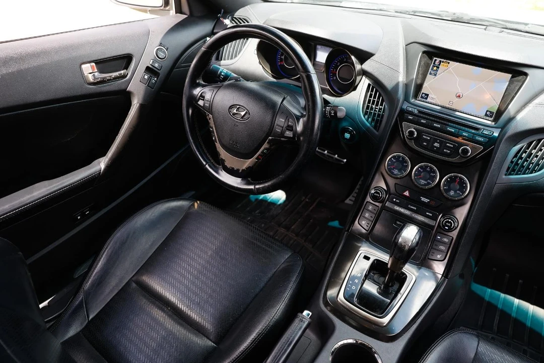 2013 Hyundai Genesis - Image 21 of 31