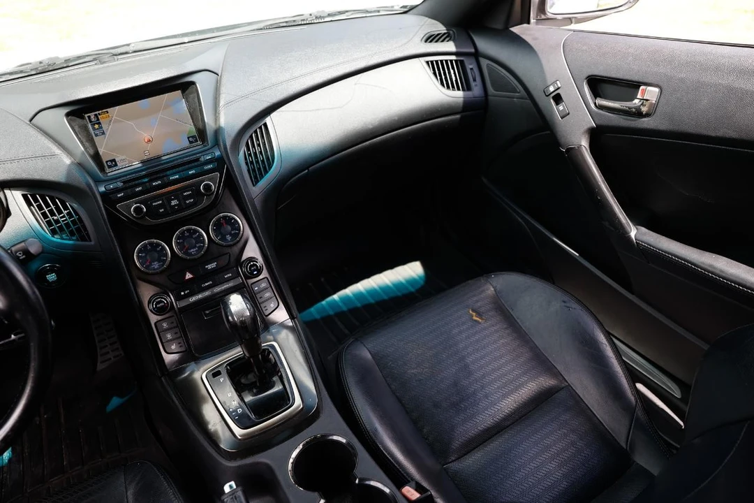 2013 Hyundai Genesis - Image 22 of 31