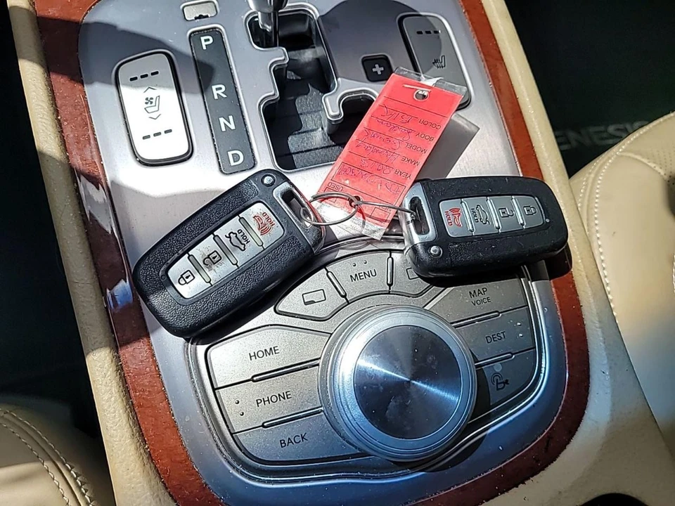 2013 Hyundai Genesis - Image 17 of 21