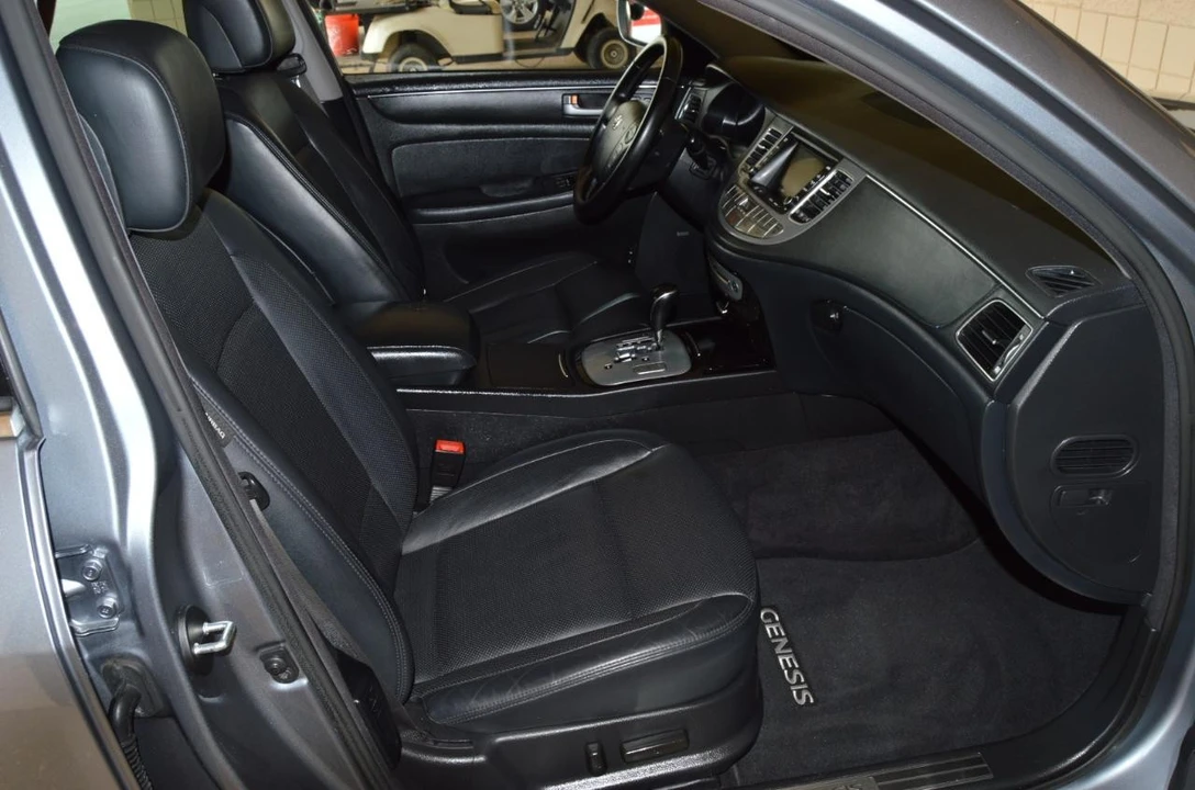 2013 Hyundai Genesis - Image 15 of 28