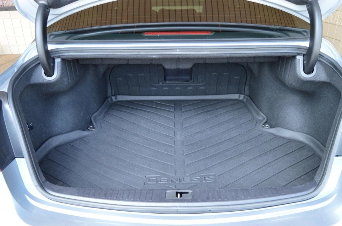 2013 Hyundai Genesis - Image 26 of 28