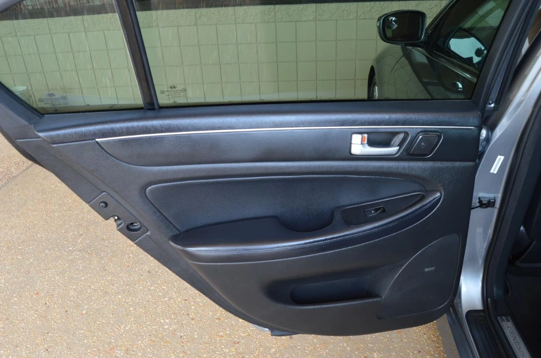 2013 Hyundai Genesis - Image 23 of 28