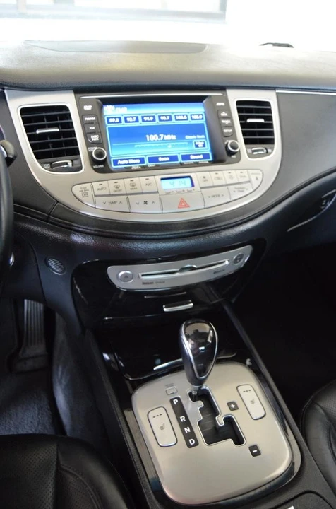 2013 Hyundai Genesis - Image 18 of 28