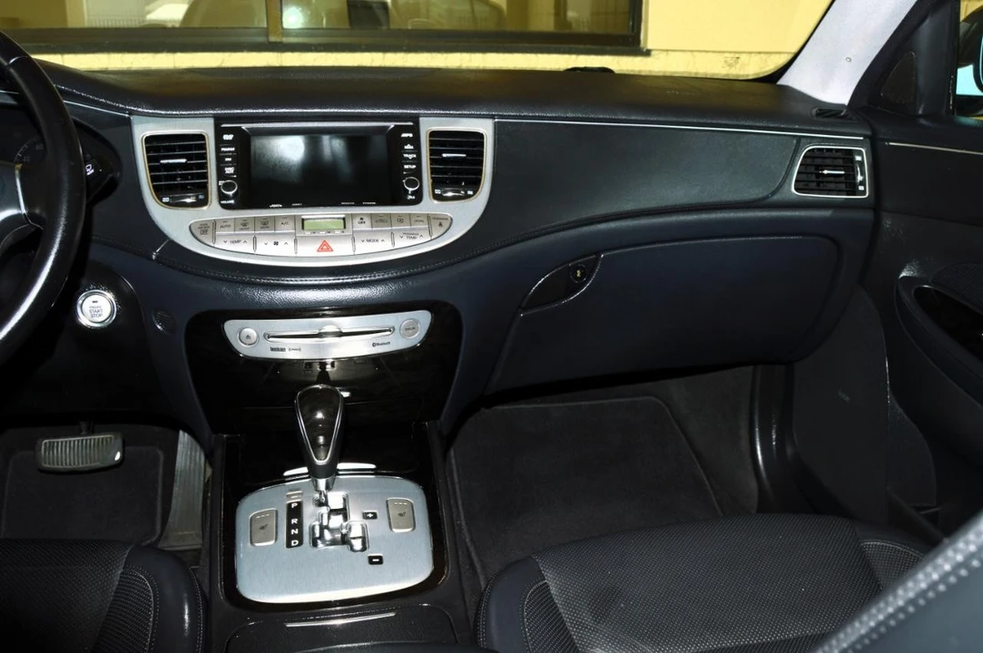 2013 Hyundai Genesis - Image 17 of 28