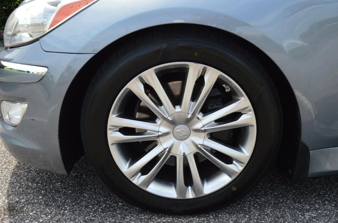 2013 Hyundai Genesis - Image 13 of 28