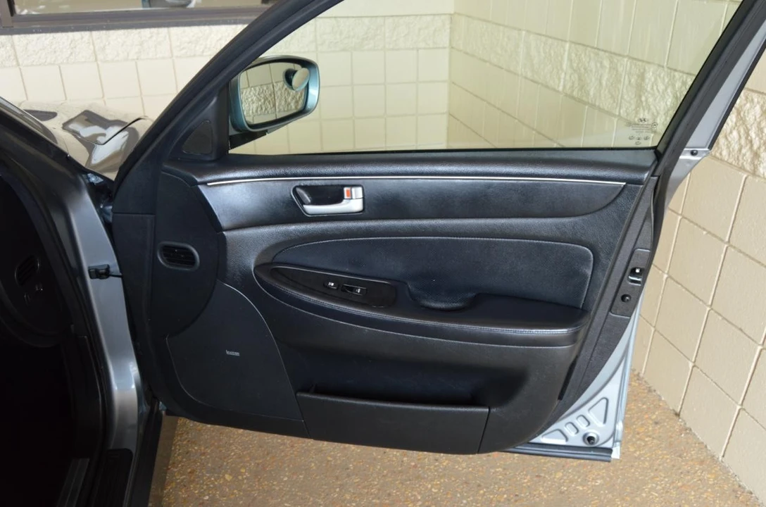 2013 Hyundai Genesis - Image 24 of 28