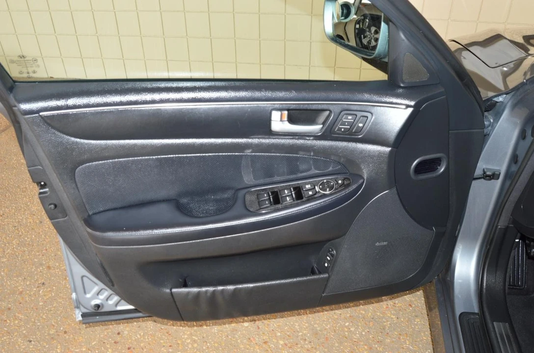 2013 Hyundai Genesis - Image 22 of 28