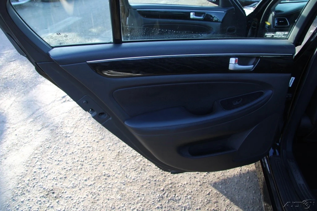 2013 Hyundai Genesis - Image 18 of 21