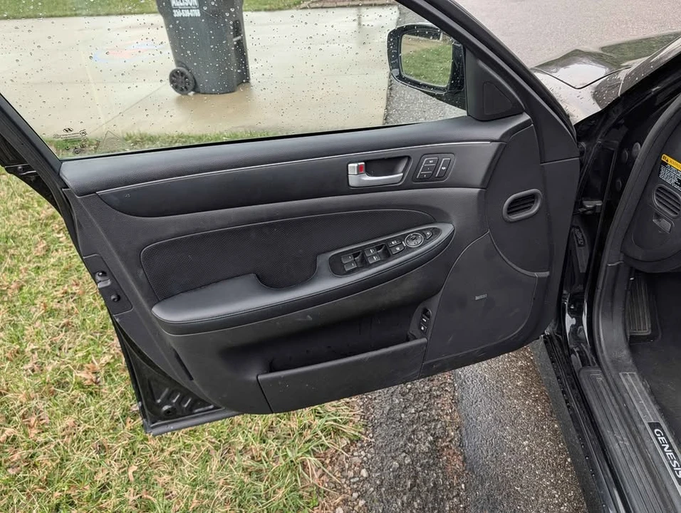 2013 Hyundai Genesis - Image 13 of 17