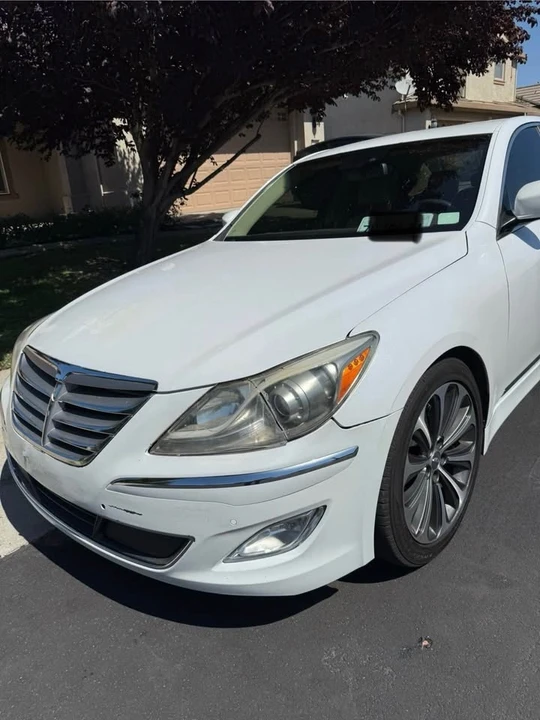 2013 Hyundai Genesis - Image 2 of 10