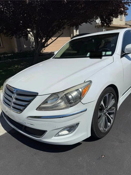 2013 Hyundai Genesis - Image 2 of 10