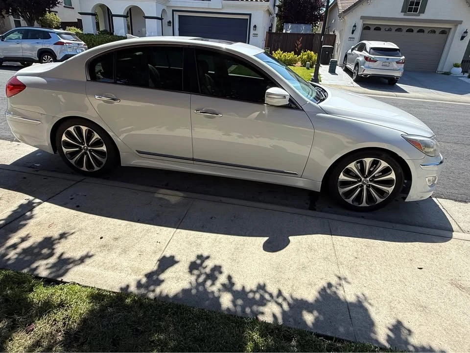 2013 Hyundai Genesis - Image 5 of 10