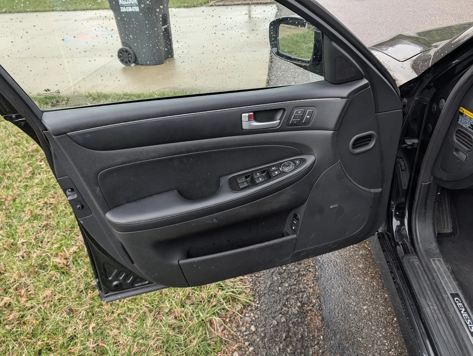 2013 Hyundai Genesis - Image 12 of 17