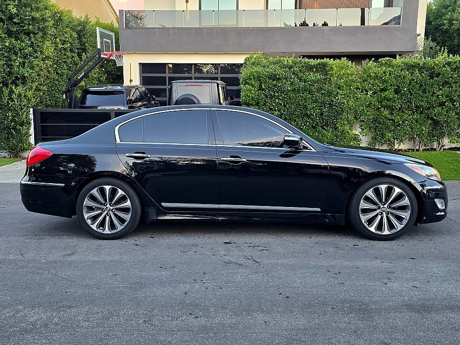 2013 Hyundai Genesis - Image 5 of 18
