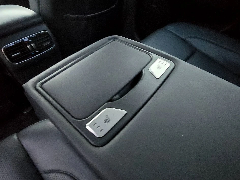 2013 Hyundai Genesis - Image 15 of 18